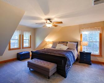 Welcome To Pine Lake Lodge - A Stunning Sugar Pine Cabin! - Mi Wuk Village - Bedroom