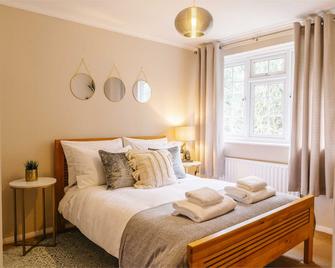 Castle Gate by Spa Town Property - Central Location with Large Living Space - Warwick - Bedroom