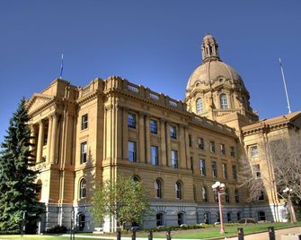 Clean Modern Comfort in Old Strathcona - Edmonton - Building