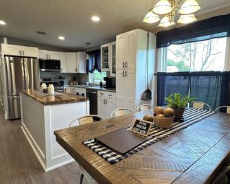 Route 66 Rails to Trails home with Central AC and WIFI - Shippenville - Cocina