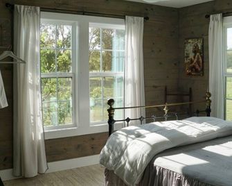 Molly Cabin - Private cabin with 2 bedrooms, one queen and one king bed, full bath with walk-n-shower. Full kitchen with fridge/ice maker, coffee bar, front and back porches, private out door fire pit, outdoor shower. - Round Top - Bedroom