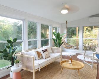 Scandinavian Peaceful Oasis, Mountain View, hot tub - Waccabuc - 客廳