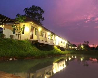 Pirom Lake and Resort - Si Maha Phot - Edificio