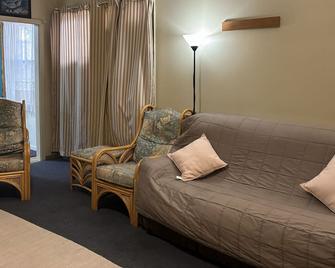 Broken Hill Tourist Lodge - Broken Hill - Living room