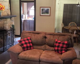 Lovely cabin with perfect view of Clarion river in charming Cooksburg - Cooksburg - Living room
