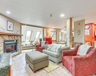 Walk to Slopes: Snowshoe Condo w/ Sunroom - Snowshoe - Living room