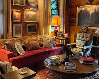 Historic Carriage House - Lake Shore Community, Upper Saranac Lake Access - Tupper Lake - Lounge