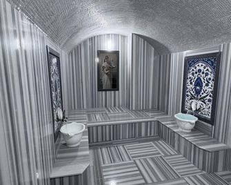 The Montana City Hotel - Van