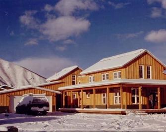 Cozy Family Farmhouse - Hailey - Building