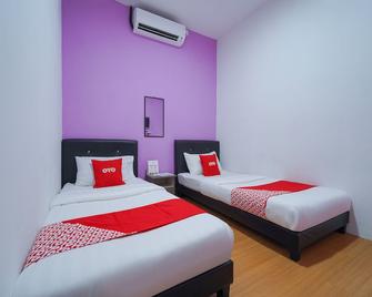 OYO 89982 Familia Motel - Kangar - Bedroom