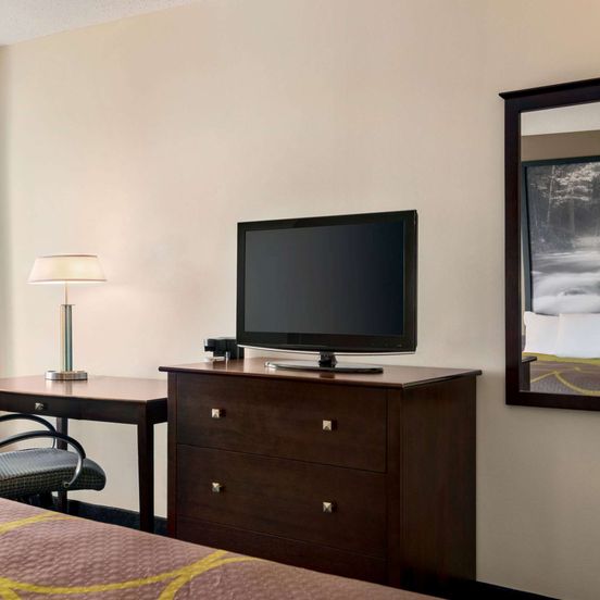 Super 8 by Wyndham Liverpool/Syracuse North Airport image 1