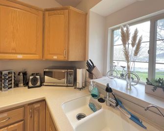 Clean, Family Friendly, Spacious, Comfy Mattress, All 3 King Beds - West Valley City - Kitchen