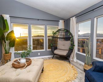 Cozy Desert home, Stunning Views, Peaceful Vibes Near Laughlin - Bullhead City - Living room