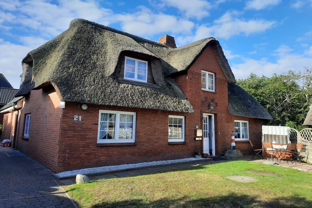 Haus Frisia Ferienwohnung Frisia 6: 500 m bis zum Meer, WLAN & Gartenblick - Norddorf - Building