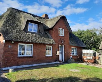 Haus Frisia Ferienwohnung Frisia 6: 500 m bis zum Meer, WLAN & Gartenblick - Norddorf - Building