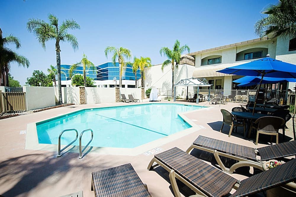 Hotel d’Lins Ontario Airport thumbnail 3