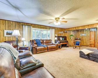 Vintage Chipley Getaway on Large Private Property - Chipley - Вітальня