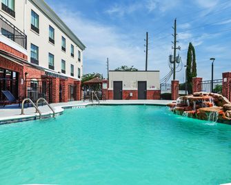 Holiday Inn Express & Suites Sealy By IHG - Sealy - Pool