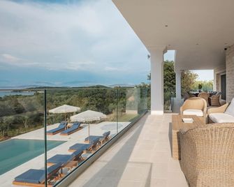 Luxury 6 bedroom Villa with pool, Northeast Corfu, sleeps 12 - Korfu - Balkon