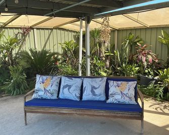 Moore Park Beach Inn - Bargara - Patio