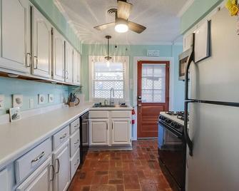 The Cozy Blue Cottage - Long Beach - Kitchen