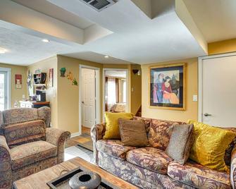 Charming Savage Home with Yard 18 Mi to Minneapolis - Savage - Living room