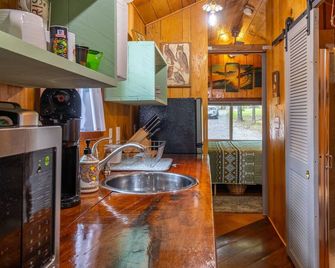 Lakefront Tiny Cabin Near Memphis with Hot Tub & Sunset Views - Oakland - Cocina