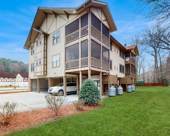 The Bears Den - Helen - Building