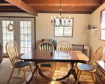 Adorable Gingerbread Style cabin in gorgeous amenity filled lake/pool community - Hawley - Jídelna