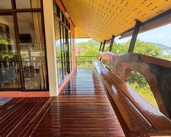 Chun Chom - Baan Lom Suay - Ko Yao Noi - Balkon