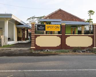 OYO 2371 Islami Family Residence - Lemahbang Kulon - Edificio