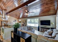 Water Front Up To 8 Pp W! +game Room! - Palm City - Living room