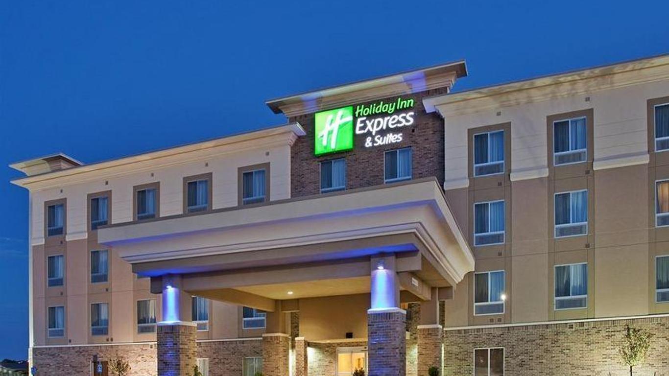 Holiday Inn Express & Suites Topeka North