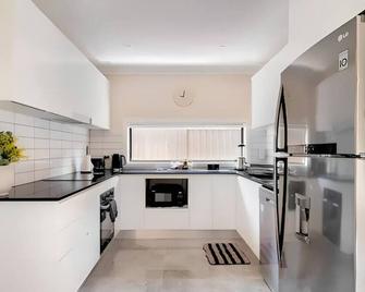 Homely 9 Bedrooms With Free Parking - Penrith - Kitchen