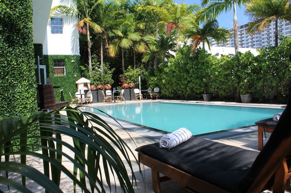 Pool view of San Juan Hotel Miami Beach