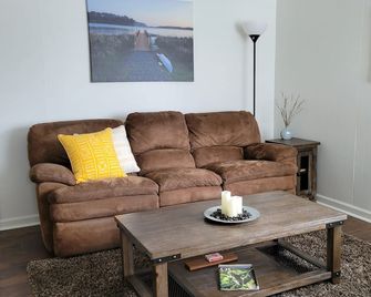 Close to local beaches, beachcombers welcome! - Port Orford - Sala de estar