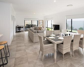 Makin Memories Ducted Heating Cooling, Wifi, Ps4 - Busselton - Dining room