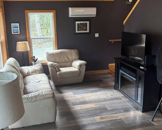 3 bedroom,1.5 bathroom lake Chalet retreat. - Caledonia - Living room