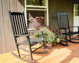 Arcadian Cabin at Bishop Branch, creek-front, public land access, great location - Viroqua - Patio