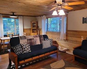San Gregorio - A Cozy & Dog Friendly Forest Retreat - Hoodsport - Living room