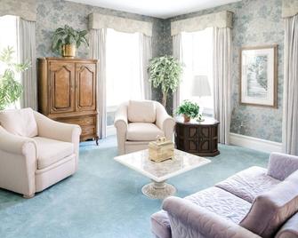 Gorgeous Estate set in beautiful Lancaster County - Bird in Hand - Living room