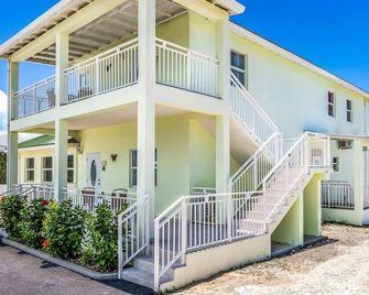 Tropical Jungle Oasis with Lagoon Views, Good WiFi - Providenciales - Edificio