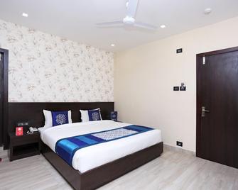 Super Capital O Niharika Guest House - Guwahati - Bedroom