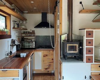 Tiny house with private hot tub - Ucluelet - Kitchen