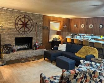 The Bunkhouse at St Julien - Vintage Waterfront Lake House - Eutawville - Wohnzimmer