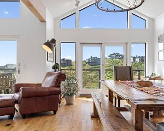 Northern Lights! Hot Tub!! Game Room!! Expansive and Spacious!! - Dillon Beach