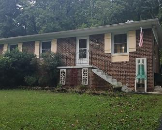 Charming 3-bedroom farmhouse in cool Crozet with AC, WiFi - Crozet - Building
