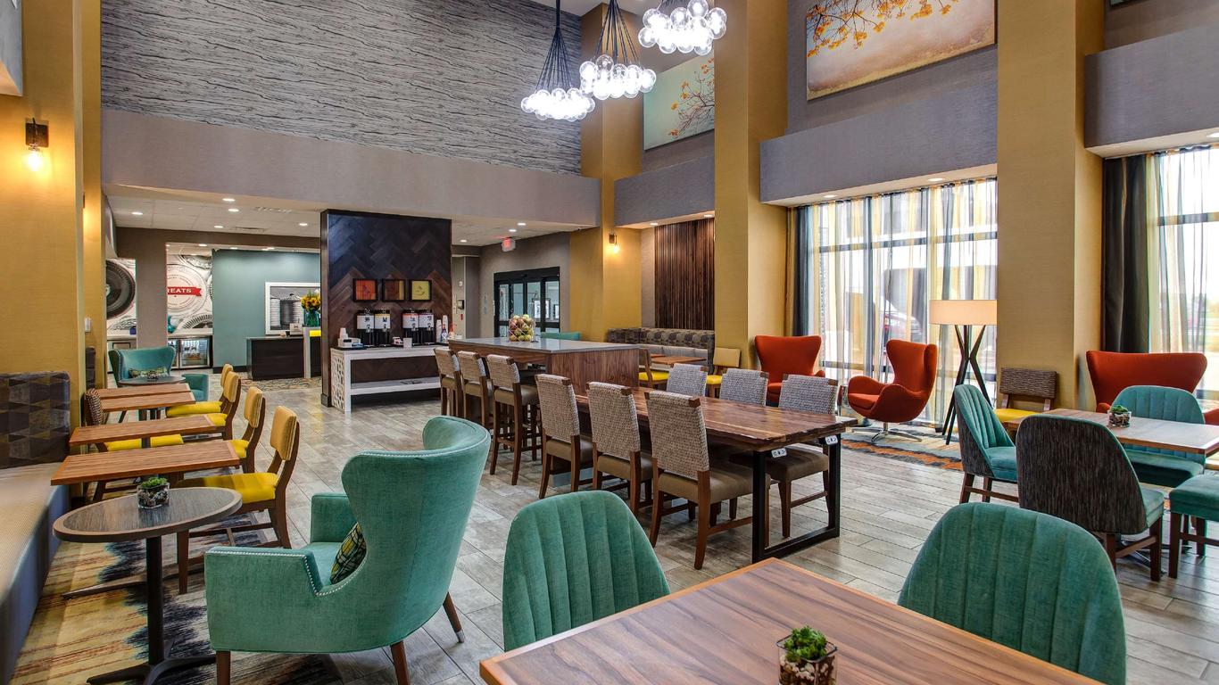 Hampton Inn & Suites Wichita/Airport