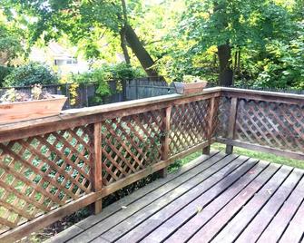 Large 1 bed w/ private deck - Portland - Balcony