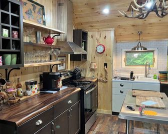 Charming, newly renovated pet-friendly, lake front cottage on Little Wolf Pond! - Tupper Lake - Cocina